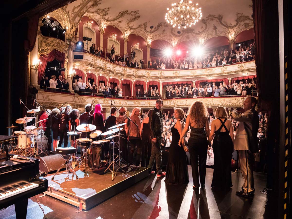JuliaFischerJules_Live_Stadttheater_Fürth_ThiloWolfBigBand_CarlosReisch_Musikerin_Nürnberg