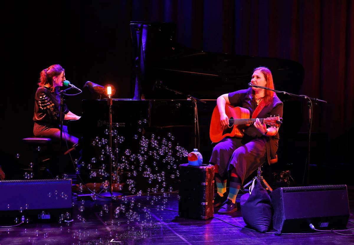 JuliaJulesFischer_Fischer&Rabe_Tafelhalle_Musikerin_Pianistin_Sing-in-Gala_seifenblasen