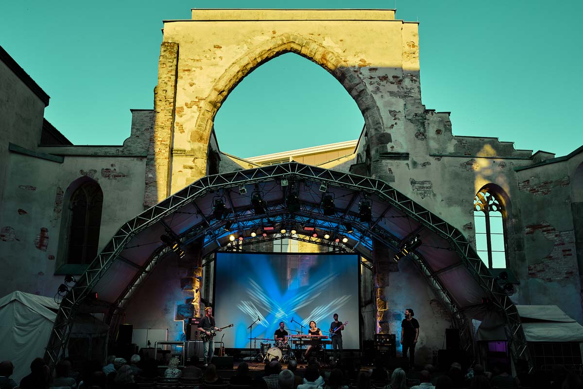JuliaJulesFischer_Katharinenruine_TheJulesBand_Live_Konzert_Musikerin_ORgel_Gitarre_Klavier_Gesang_Musikerin