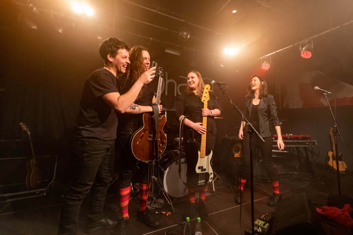 JuliaJulesFischer_Live_Gitarre_Musikerin_KarinRabhanslBand_ZBau_Nürnberg_Bilderbube