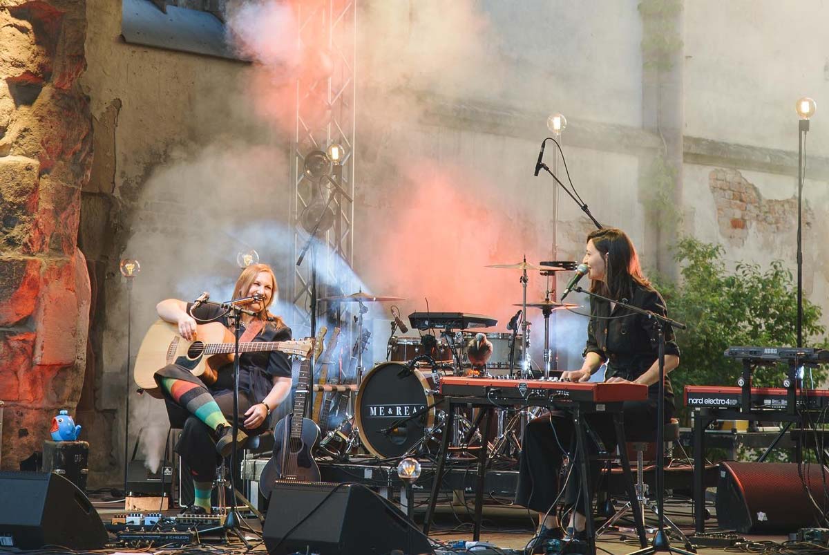 JuliaJulesFischer_Live_Katharinenruine_FischerundRabe_Musikerin_Nürnberg
