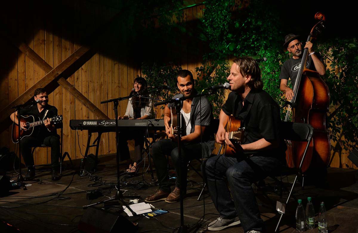 JuliaJulesFischer_Live_Kulturpalast_Anwanden_Konzert_SongPingPong_DirkHess_LennartSalomon_BernieBatke_JoelHavea_Musikerin