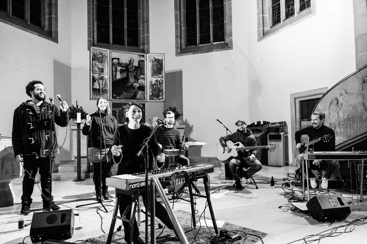 JuliaJulesFischer_Live_TheJulesBand_Dreieinigkeitskirche_Konzert_Nürnberg_Musikerin