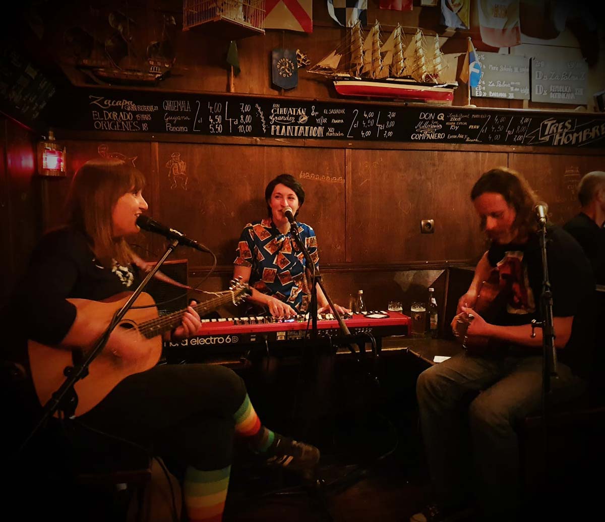 JuliaJulesFischer_SongPingPong_DirkHess_KarinRabhansl_Musikerin_Schanzenbräu_Live_GroßeFreiheit